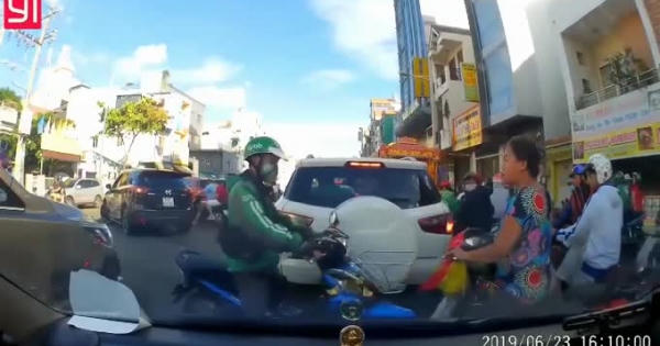 [Clip]: Grabbike dùng mũ bảo hiểm "táng" thẳng mặt người phụ nữ lớn tuổi