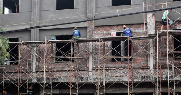 Ám ảnh mưu sinh với nghề treo mình trên giàn giáo cheo leo