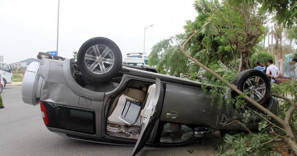 Tai nạn giao thông Plus: Ô tô lật ngửa, xe máy nát bét sau cú va chạm kinh hoàng