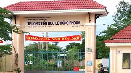 Học sinh lớp 6 bị trả về lớp 1 ở miền Tây