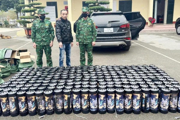 Phát hiện 224 bình khí cười vận chuyển trái phép tại khu vực biên giới Hoành Mô Phát hiện 224 bình khí cười vận chuyển trái phép tại khu vực biên giới Hoành Mô