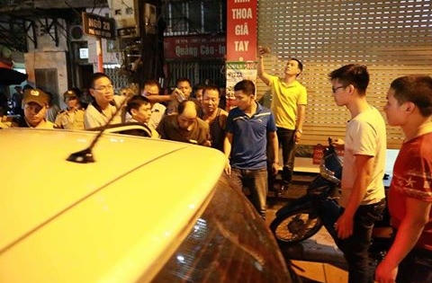 Hà Nội: Khống chế nghi phạm đâm người rồi cố thủ 6 tiếng trong nhà