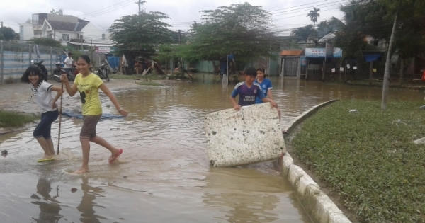 Khánh Hòa: Sau mưa lớn, các tuyến đường khu đô thị Vĩnh Điềm Trung thành biển nước