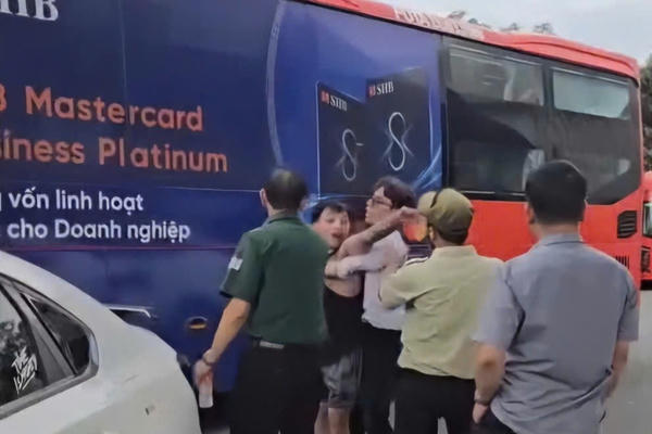 Tạm giữ hình sự thanh niên lái ôtô tông nhóm người tại cây xăng ở Đà Lạt