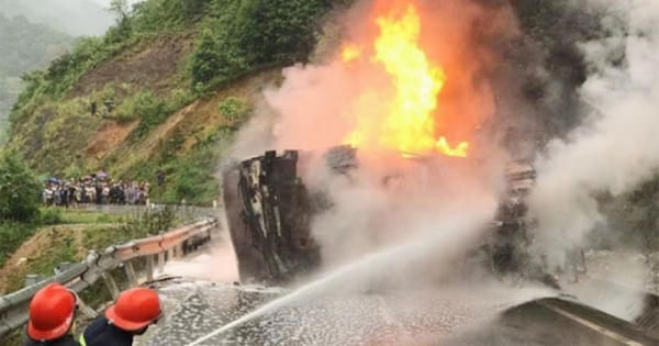 Xuống đèo Lò Xo, xe bồn lật nghiêng rồi bốc cháy Xuống đèo Lò Xo, xe bồn lật nghiêng rồi bốc cháy