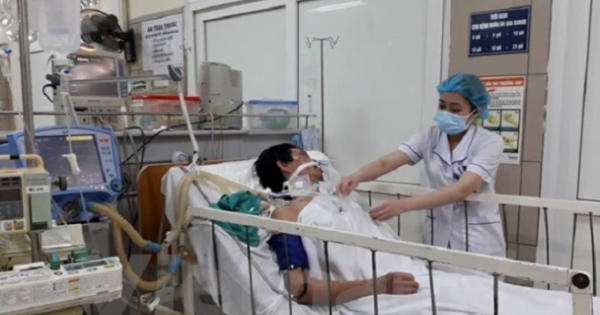 Thêm 2 trường hợp nguy kịch vì uống rượu có Methanol