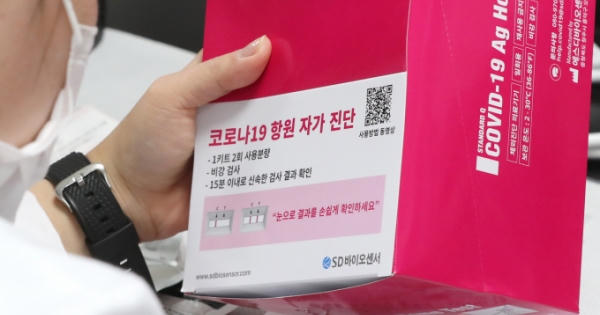 Hàng trăm bộ dụng cụ xét nghiệm nhập lậu vừa bị lực lượng chức năng Hà Nội thu giữ