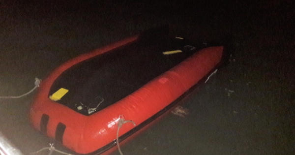 Xuồng cao su chở 7 người bị lật xuồng trên biển Cửa Lò