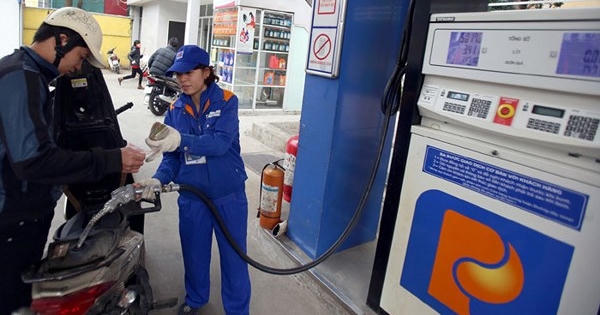 Giá xăng giảm mạnh gần 1.500 đồng/lít