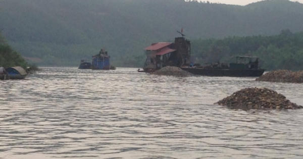 "Cát tặc" bày trận trên sông Long Đại: Đã dẹp bỏ trạm thu phí trái phép