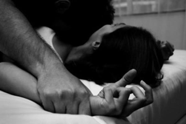 Sơn La: Tạm giữ y sỹ bị tố hiếp dâm bệnh nhân 13 tuổi Sơn La: Tạm giữ y sỹ bị tố hiếp dâm bệnh nhân 13 tuổi