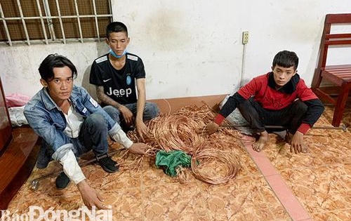 Bắt quả tang 3 đối tượng trộm cáp điện trên cao tốc Bắt quả tang 3 đối tượng trộm cáp điện trên cao tốc