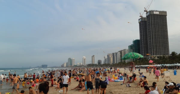Biển Đà Nẵng đông nghẹt người trong ngày nghỉ lễ sau dịch Covid-19