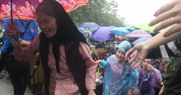 Mưa lớn, hàng vạn du khách thập phương vẫn ùn ùn về Đền Hùng trẩy hội