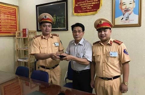 CSGT Đội 1 trả lại chiếc ví có hơn 1.000 USD cho người bị mất