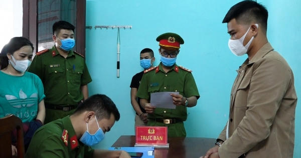 Quảng Bình: Mâu thuẫn trong lúc livestream Facebook, nhóm thanh niên "choai" hỗn chiến Quảng Bình: Mâu thuẫn trong lúc livestream Facebook, nhóm thanh niên "choai" hỗn chiến