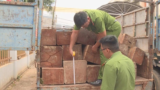 Truy tìm tài xế xe tải chở gỗ lậu, tông vào công an