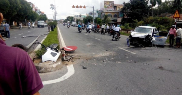 Taxi bay lên giải phân cách “hạ gục” cột đèn đường, 3 người nhập viện