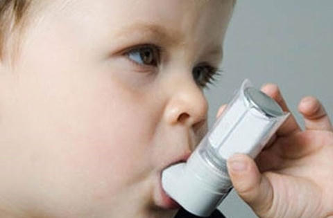 Cha hút thuốc, con bị hen suyễn Cha hút thuốc, con bị hen suyễn