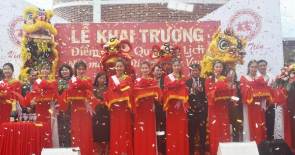 Khai trương điểm tham quan du lịch Nhà máy Trà Atisô và Rượu vang