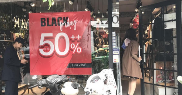 Ồ ạt giảm giá 50%: Ùn ùn ra phố, tranh nhau mua hàng