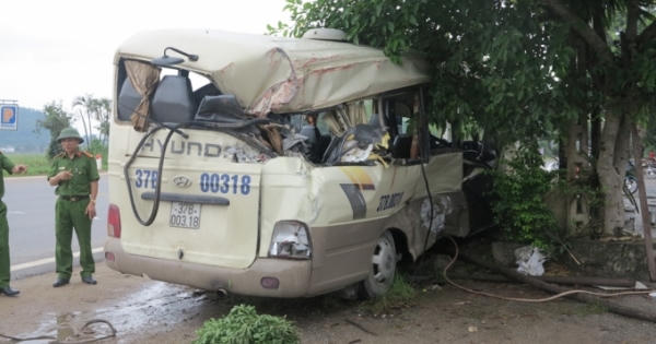 Xe khách va chạm kinh hoàng với xe containe, 10 hành khách bị thương