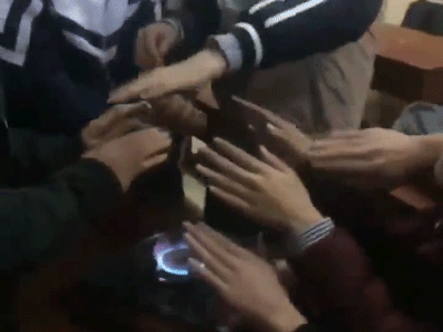 Clip: Học sinh mang cả bình gas đến lớp để sưởi ấm khiến cộng đồng mạng lo ngại về vấn đề an toàn Clip: Học sinh mang cả bình gas đến lớp để sưởi ấm khiến cộng đồng mạng lo ngại về vấn đề an toàn