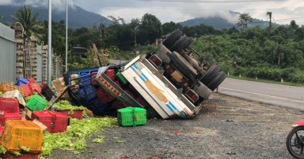 Lâm Đồng: Tài xế may mắn thoát chết trong vụ lật xe chở rau
