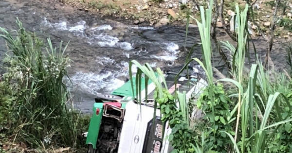 Nóng: Xe khách lao xuống vực sâu, 21 người thương vong ở Kon Tum