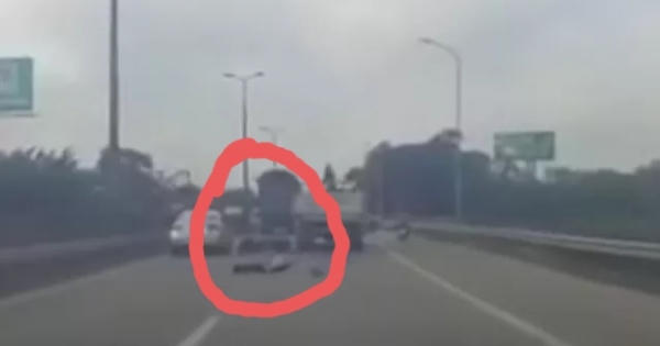 Video: Kinh hoàng cảnh người đàn ông đi xe máy lạng lách, bị xe tải cán bất động giữa đường