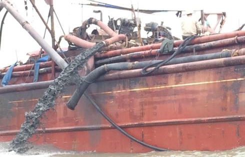 Đề nghị dừng hoạt động đổ bùn thải xuống biển giáp ranh Nghệ An và Thanh Hóa