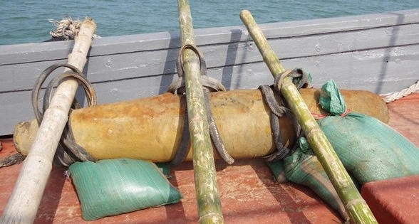 Đi cào ngao trên bãi biển phát hiện “quái thú” còn sót lại sau chiến tranh