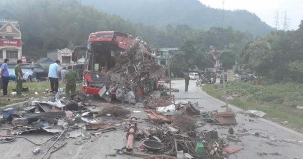 [Clip]: Khoảnh khắc kinh hoàng xe tải tông xe khách tại Hòa Bình làm nhiều người thương vong