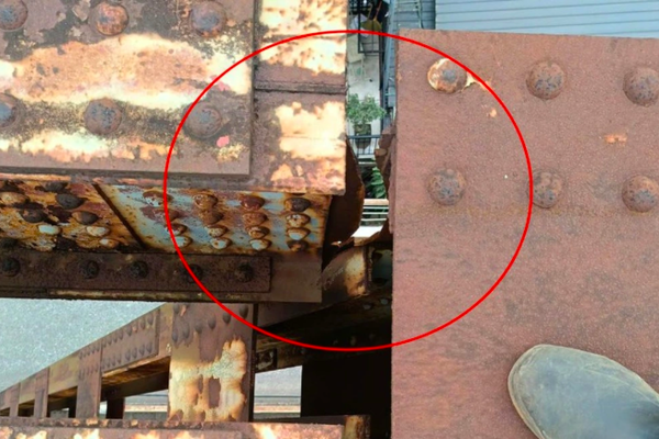 Ngành đường sắt phải phong toả giao thông để sửa chữa khi cầu Long Biên gặp sự cố nghiêm trọng Ngành đường sắt phải phong toả giao thông để sửa chữa khi cầu Long Biên gặp sự cố nghiêm trọng