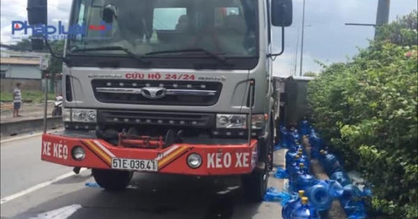 TP HCM: Xe khách tông lật xe chở nước, 4 người bị thương
