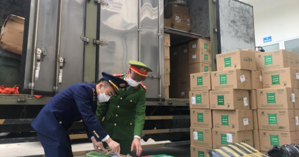 Hàng trăm chai rượu ngoại không giấy tờ bị tạm giữ trên đường đi tiêu thụ