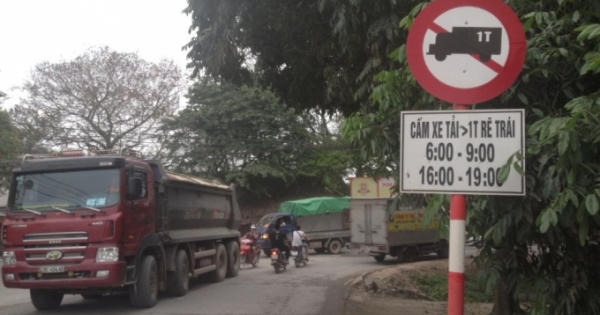 Cầu Tân Nhuệ “oằn mình” vì xe tải