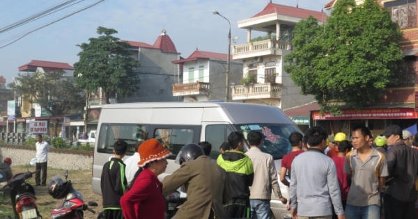 Nam Định: Cố vượt ngang đường sắt, xe hoa 12 chỗ bị tàu đâm