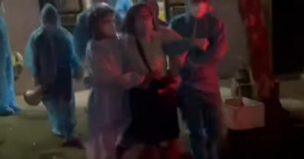 Bắc Giang: F1 cố thủ trên tầng 3 phải điều cả xe thang tới cưỡng chế đi cách ly