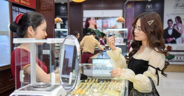 Vàng bị bán tháo, giá lao dốc không phanh