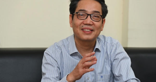 Công chức đến cơ quan làm việc chứ không phải để diễn mốt