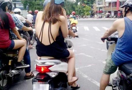 Nhức mắt trước những bộ cánh 'thiếu vải' được chị em diện ra phố