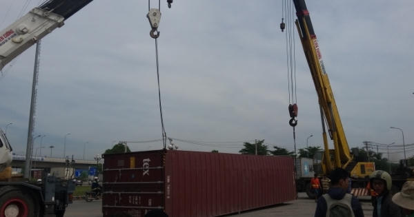 Rơ mooc văng khỏi xe đầu kéo, lật ngang giữa vòng xoay