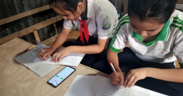 Tháo gỡ khó khăn cho học sinh nghèo học tập trực tuyến