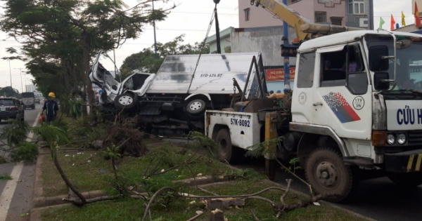 TP HCM: Xe tải biến dạng sau khi tông gãy hai cây xanh, tài xế may mắn thoát chết