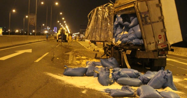 Tài xế ngủ gật, xe tải tông nhau lật nhào trên đường cao tốc Tài xế ngủ gật, xe tải tông nhau lật nhào trên đường cao tốc