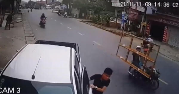 [Clip]: Tài xế bán tải ngủ gật húc bay ô tô đỗ ven đường