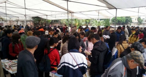 Hơn 20 tấn sách cũ phục vụ độc giả tại Hội sách cũ tháng 4 Hà Nội Hơn 20 tấn sách cũ phục vụ độc giả tại Hội sách cũ tháng 4 Hà Nội