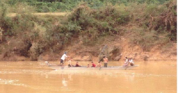 Quảng Bình: Đi qua đập tràn đến lớp, một học sinh bị nước cuốn trôi