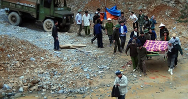 Quảng Ninh: Bị đá rơi vào người, 2 công nhân tử vong